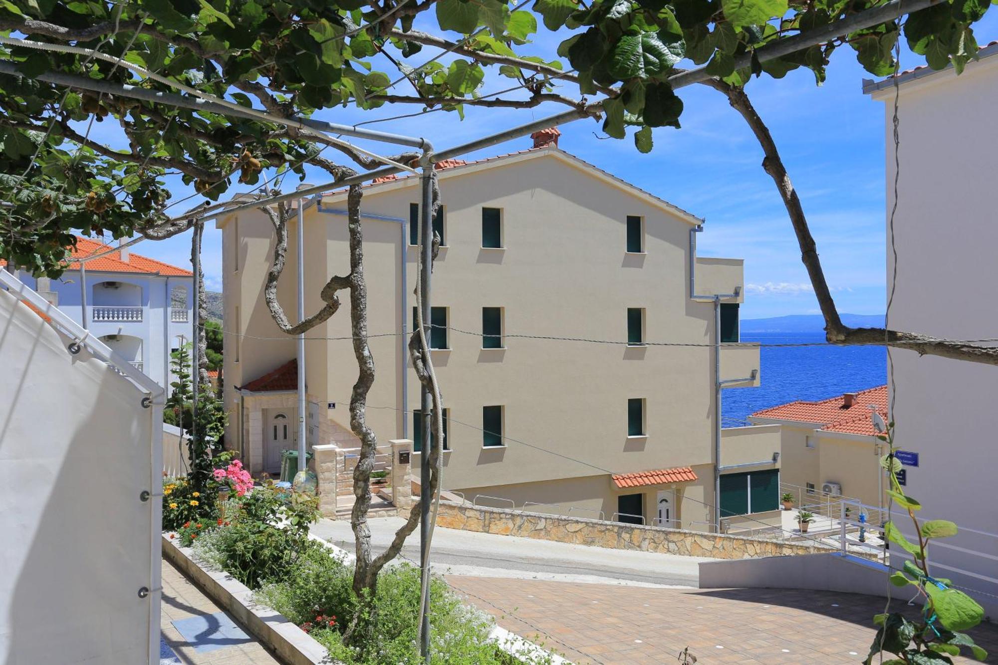 Family Friendly Apartments With A Swimming Pool Businci, Ciovo - 11232 Trogir Extérieur photo