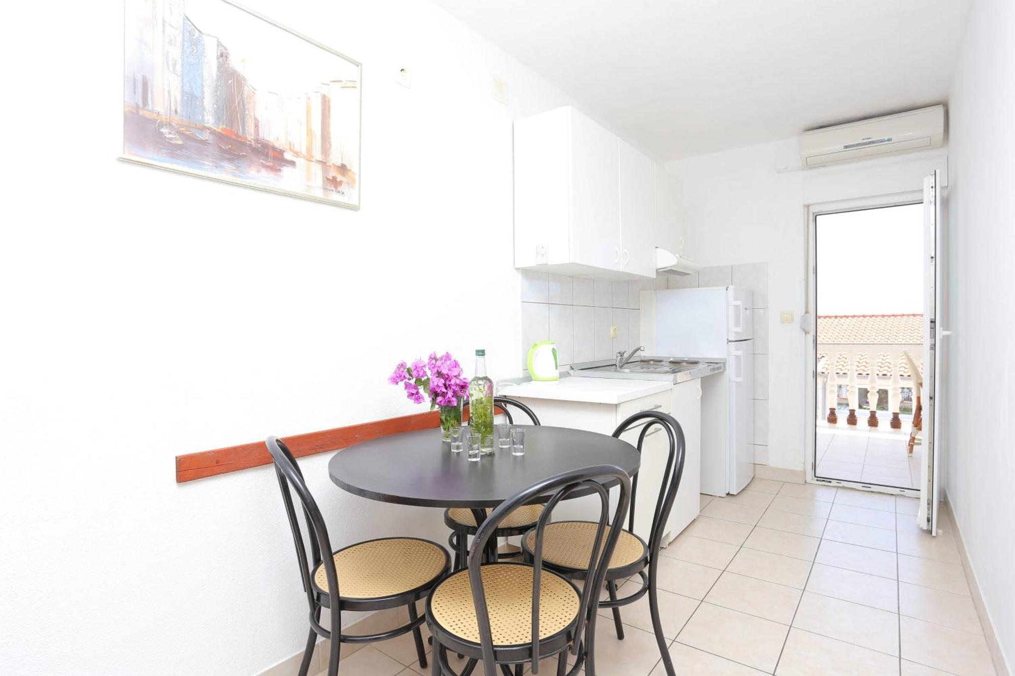 Family Friendly Apartments With A Swimming Pool Businci, Ciovo - 11232 Trogir Extérieur photo